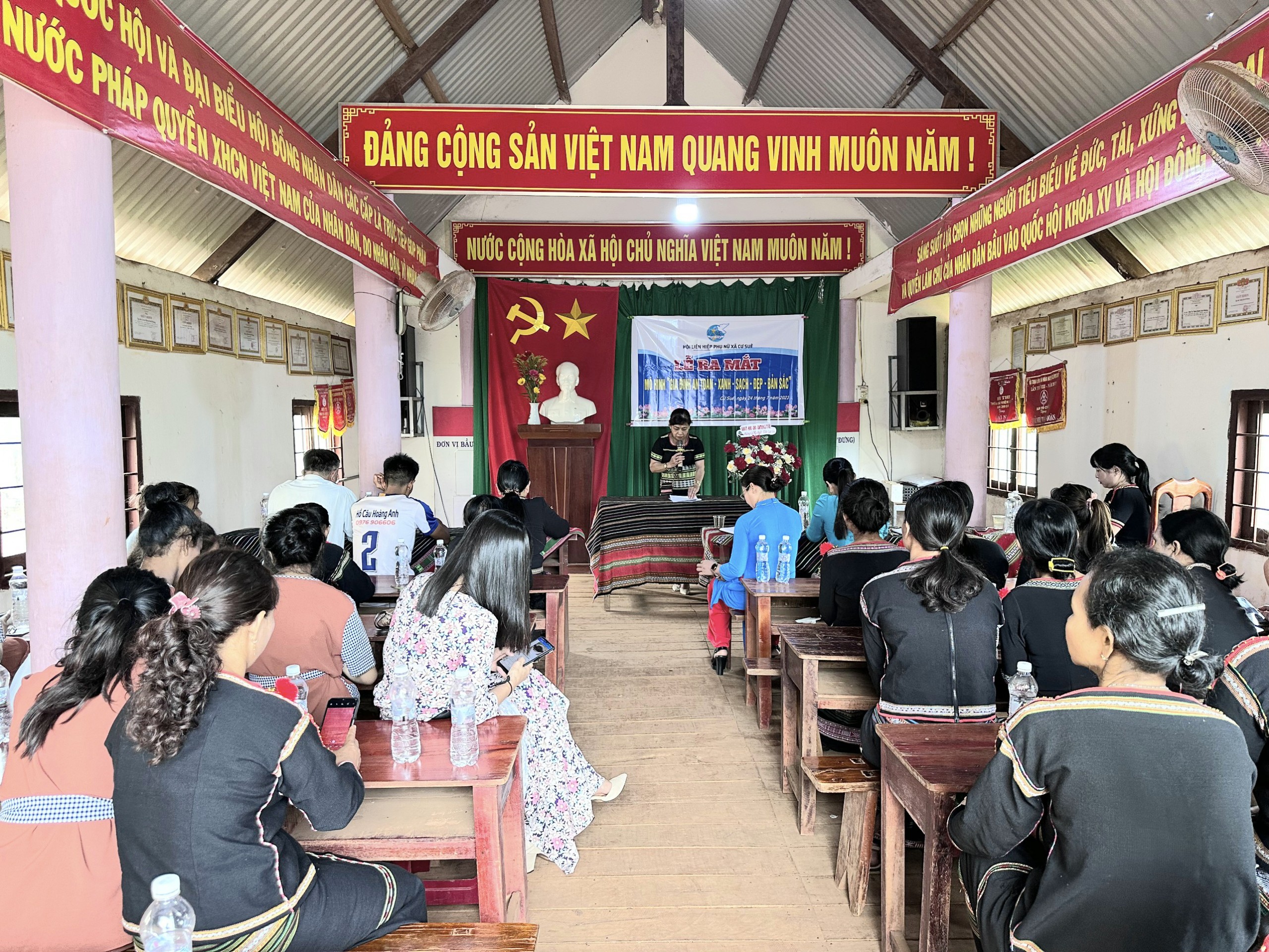 Hội liên hiệp Phụ nữ xã Cư Suê tổ chức Lễ ra mắt mô hình gia đình an toàn, xanh sạch, đẹp, bản sắc.